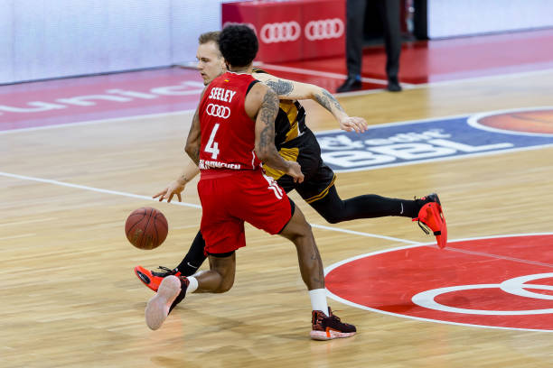 周懿娴，一位在篮球场上闪耀的女运动员，她用汗水和毅力书写了中国篮球史上的辉煌篇章。（周懿娴：以汗水与坚毅书写中国篮球的辉煌）